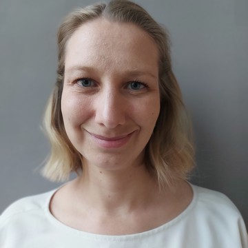 Portrait von Frau Dr. Heinicke. Sie hat schulterlange blonde Haare und trägt ein weißes Oberteil.